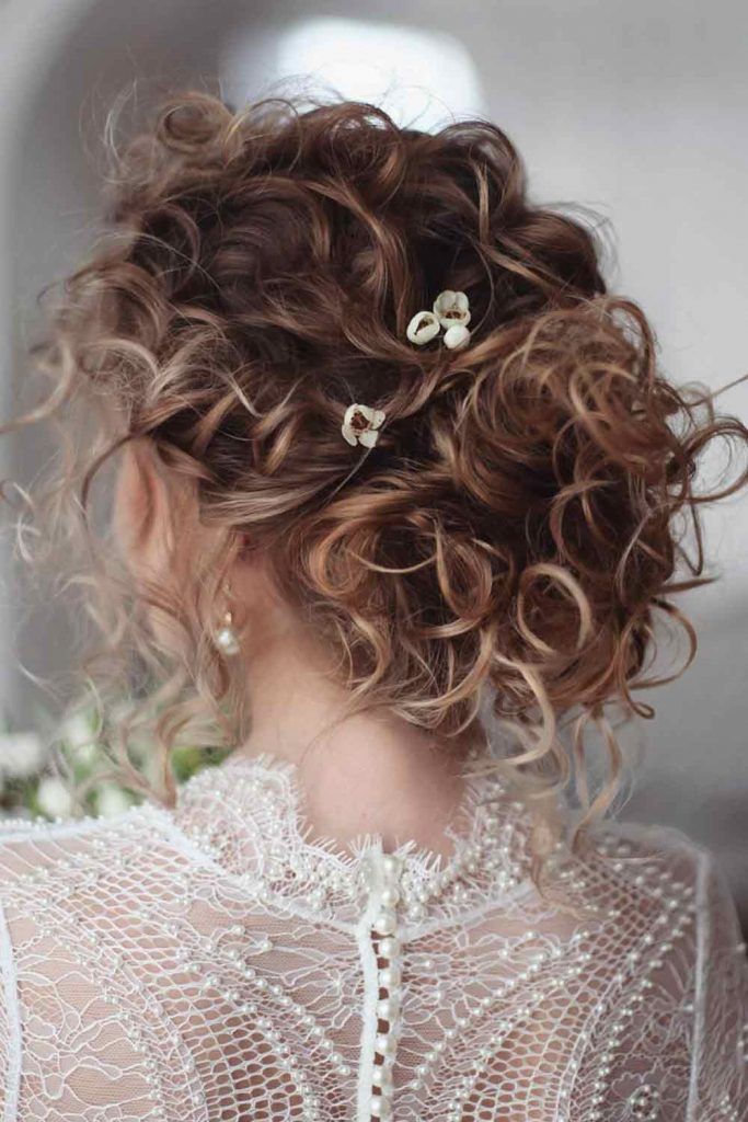 Messy Curly Updo #curlyhairstyles #updos